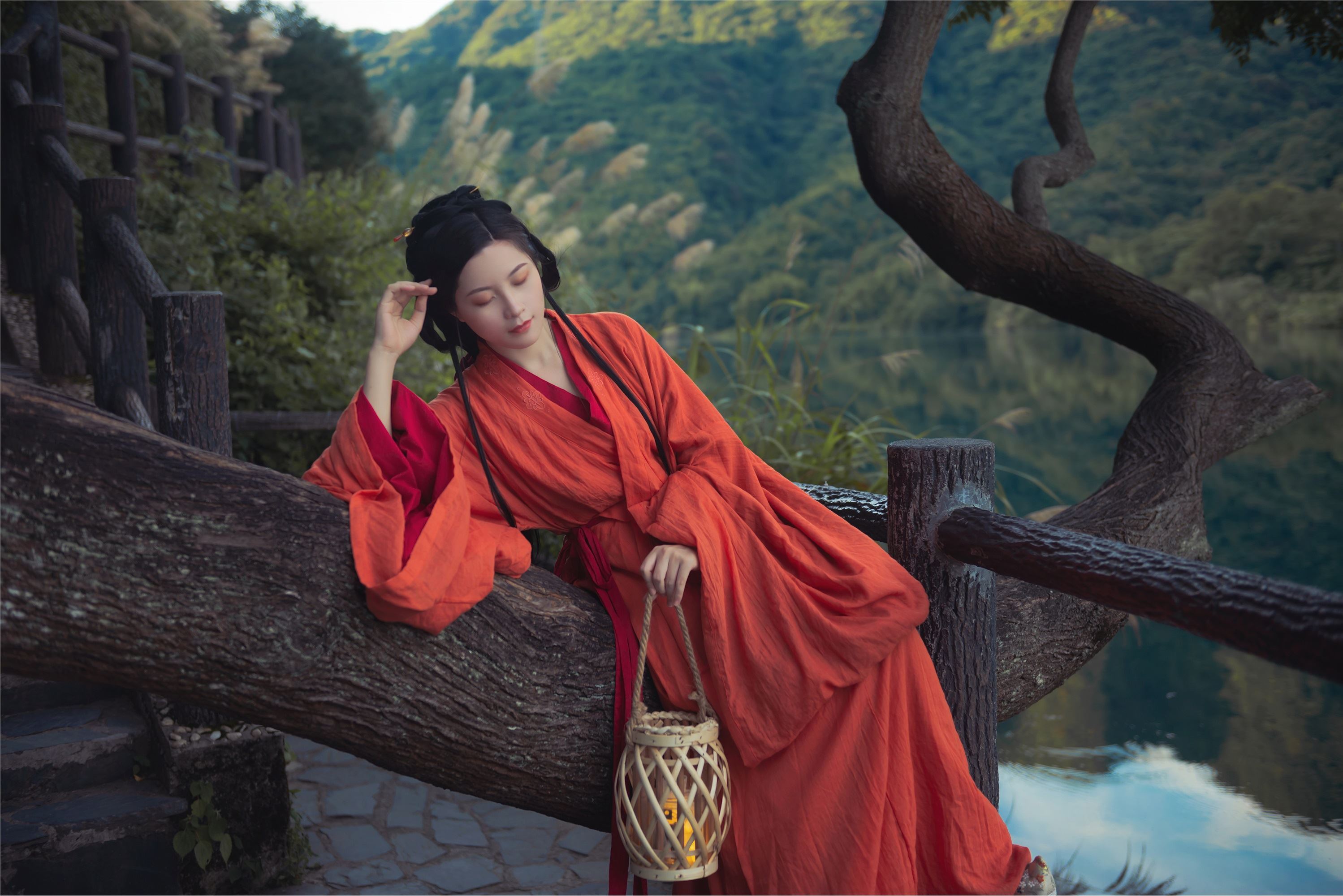 YITUYU艺图语 2021.09.08 人间忽晚 山河已秋 秦笙